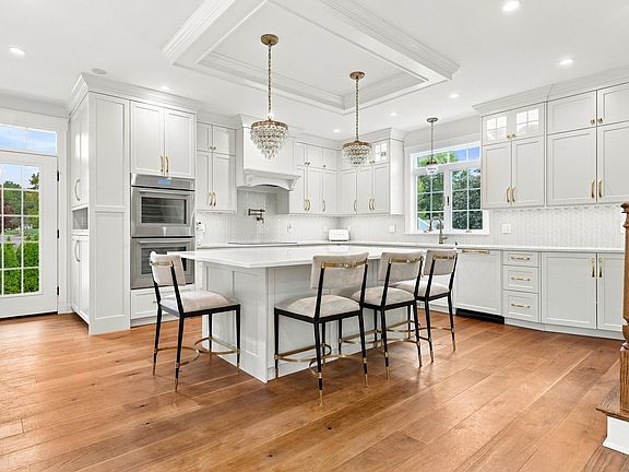 2nd image of 2 Hampton Ct