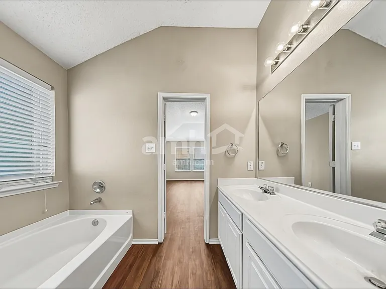 1009 Henry Ct — Photo 10