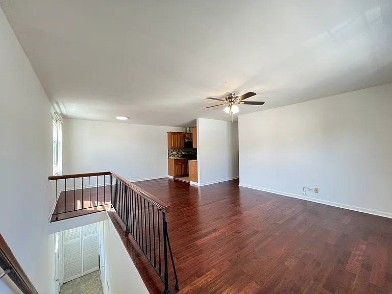358 E Farmingdale Cir — Photo 5