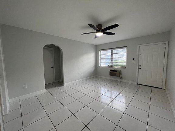 3rd image of 7829 Carlyle Ave Unit 5-7829-5