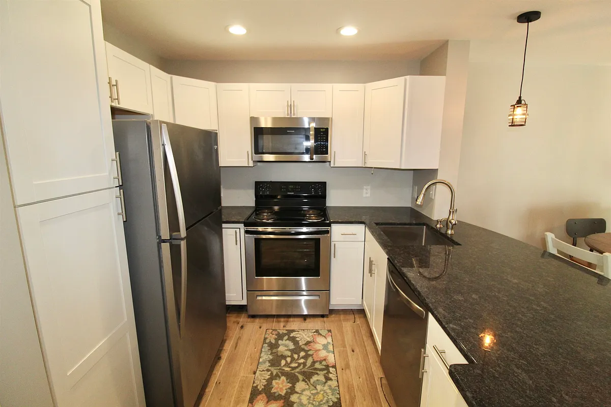 Building Photo - 1360 Hunters Rd #D