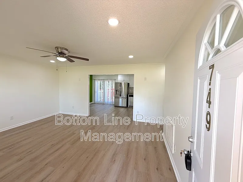 3 bed, 2.0 bath, 1100 sqft, $1,810 — Photo 3