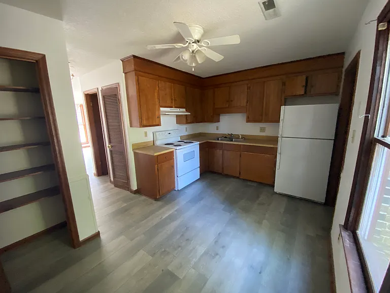114 Colonial Ct — Photo 4