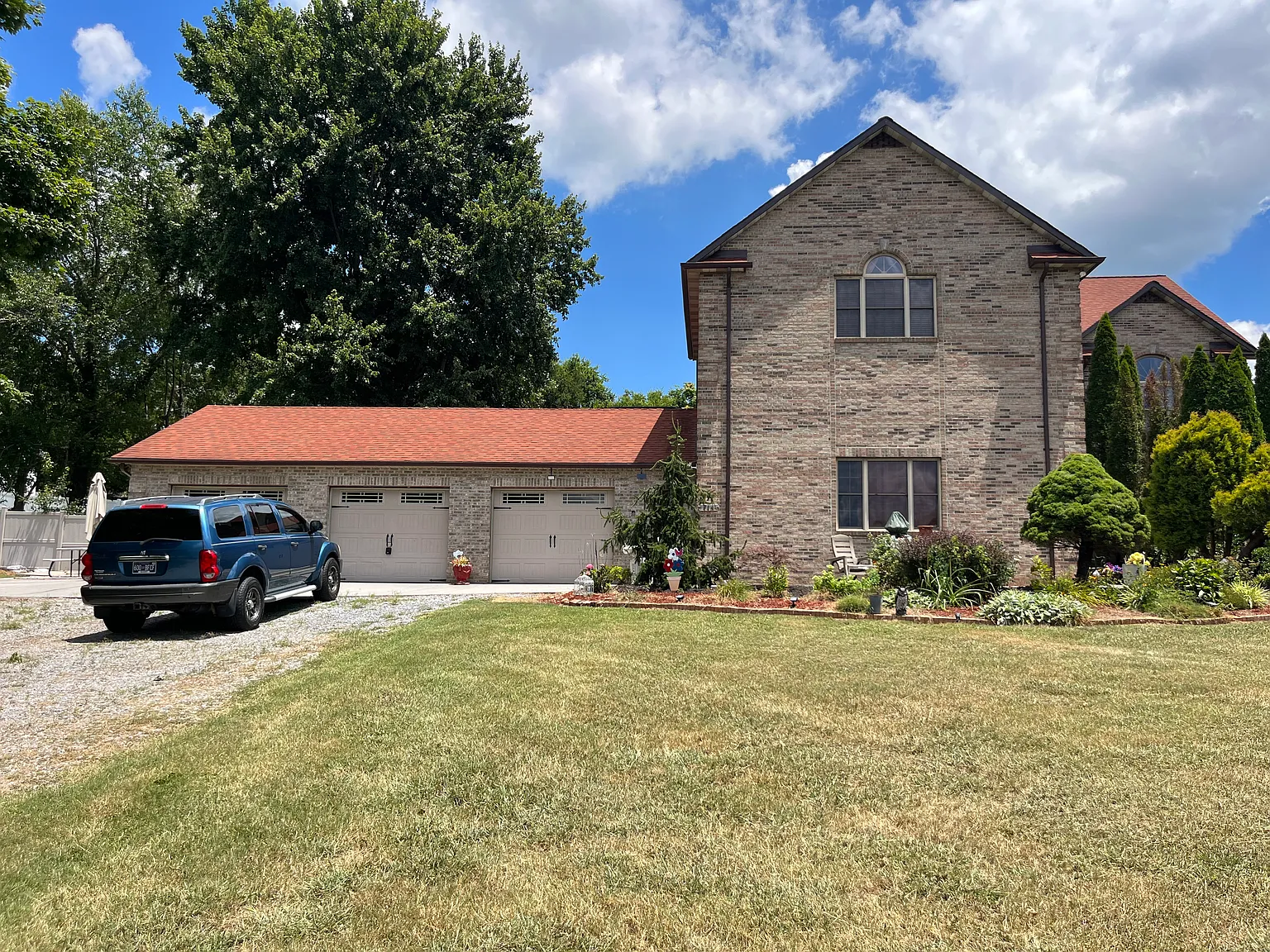 714 Winston Dr — Photo 2