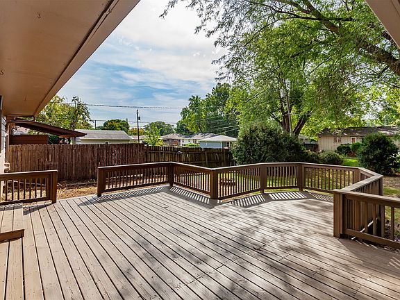 3rd image of 205 SE East Lawn Dr