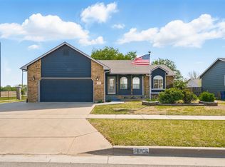 1442 N Spring Ridge Dr, Derby, KS 67037