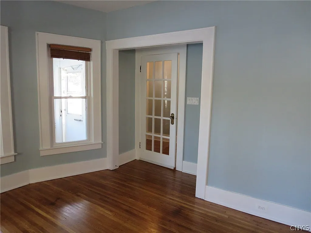 3 bed, 1.0 bath, 1400 sqft, $1,900 — Photo 4
