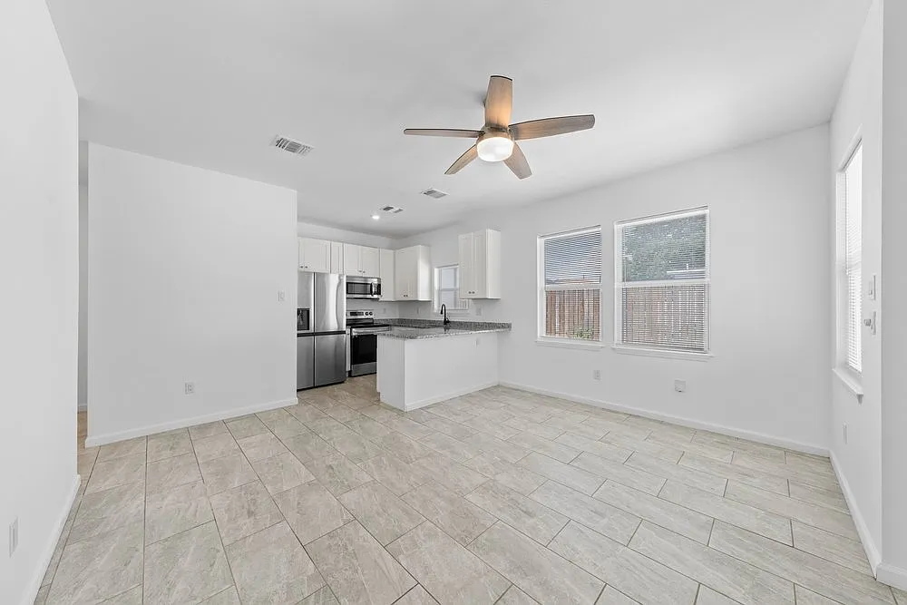 Modern 2-Bed Townhome with 2.5 Baths, Stylish Finishes, and W/D Hookups 323 Gabriel, San Antonio — Photo 4