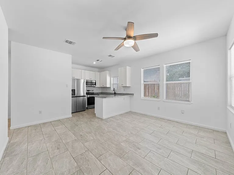 323 Gabriel St #202 — Photo 5