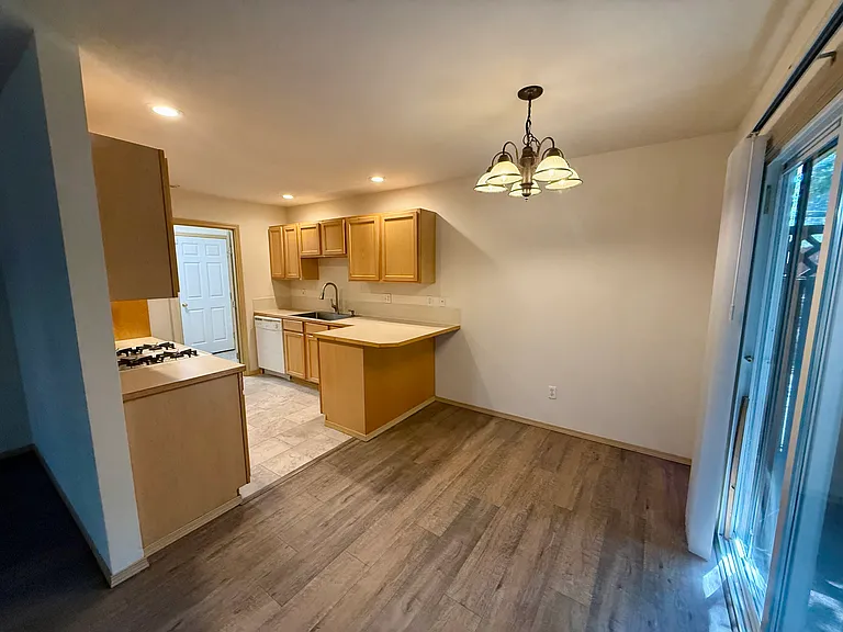 1560 Estate Pl — Photo 2