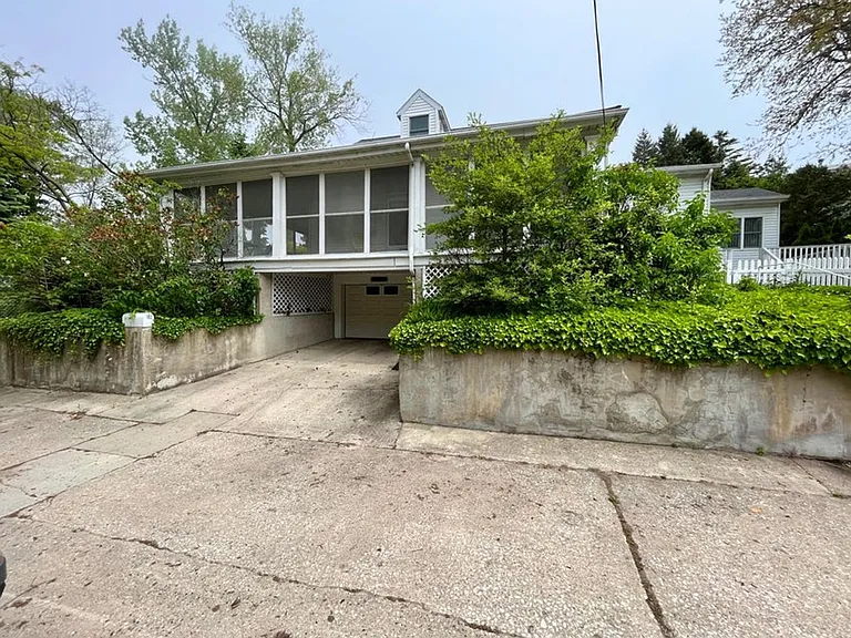 102 N Pier St — Photo 1