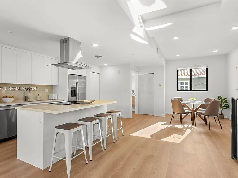 1376 SW 4th St #7 — Photo 3