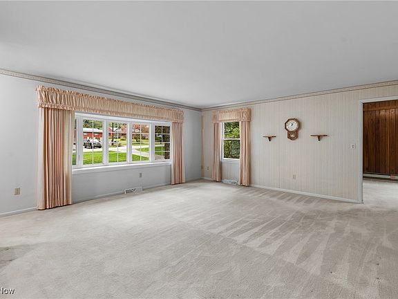 3rd image of 1052 Hillcrest Dr