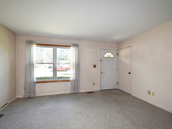 2nd image of 1418 Crestwood Dr