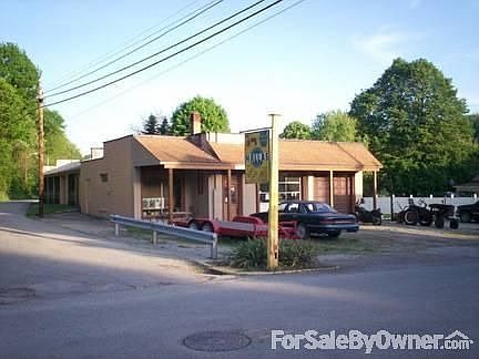 Side street : Main shop and 5 parking stalls