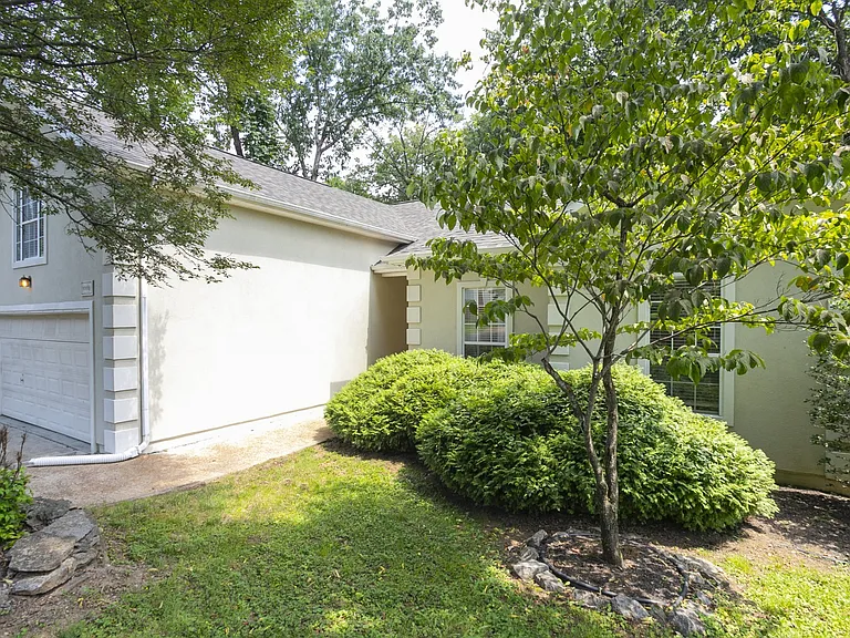 1004 Elmshade Ln — Photo 3