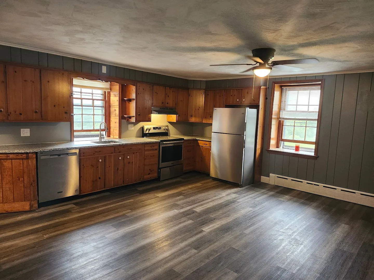 Charming 3 Bedroom Apartment Available Now! — Photo 2
