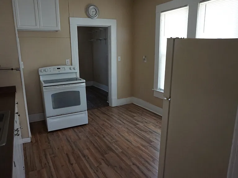 1621 Linden Ave — Photo 3