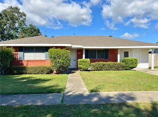 1945 Green Oaks Dr, Gretna, LA 70056