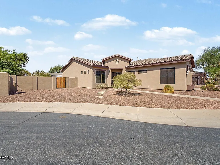 1902 E Desert Ln — Photo 7
