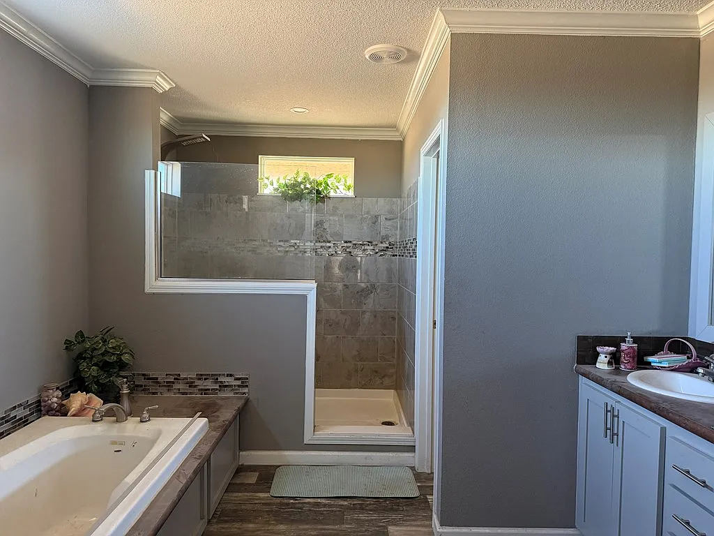 4 bed, 2.0 bath, 2280 sqft, $2,400 — Photo 4