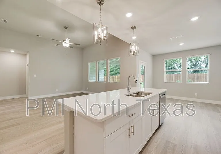 1404 Winters Way — Photo 10