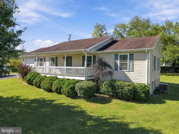 21 Left St, Falling Waters, WV 25419