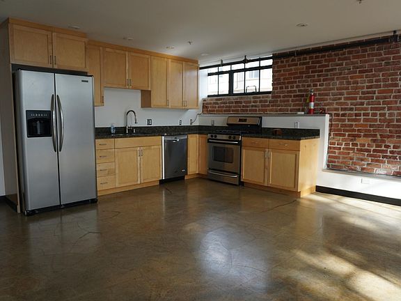 4th image of 425 E 11th St