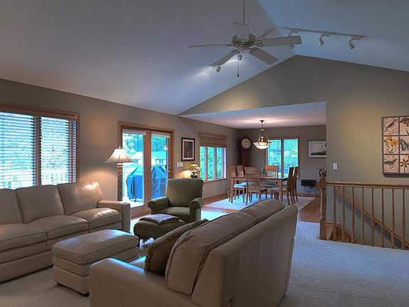5th image of 331 Larkspur Ln E