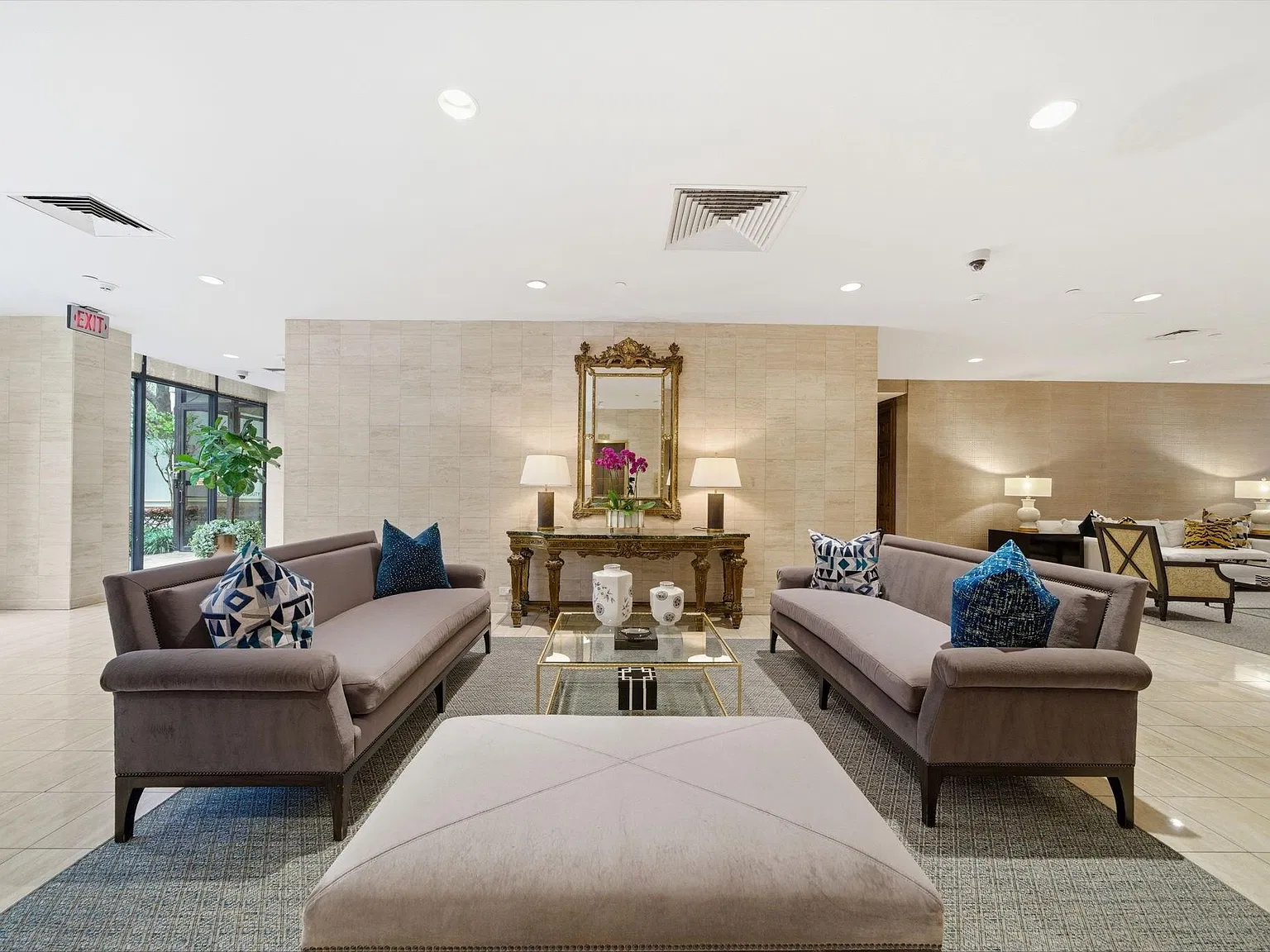 15 Greenway Plz — Photo 4