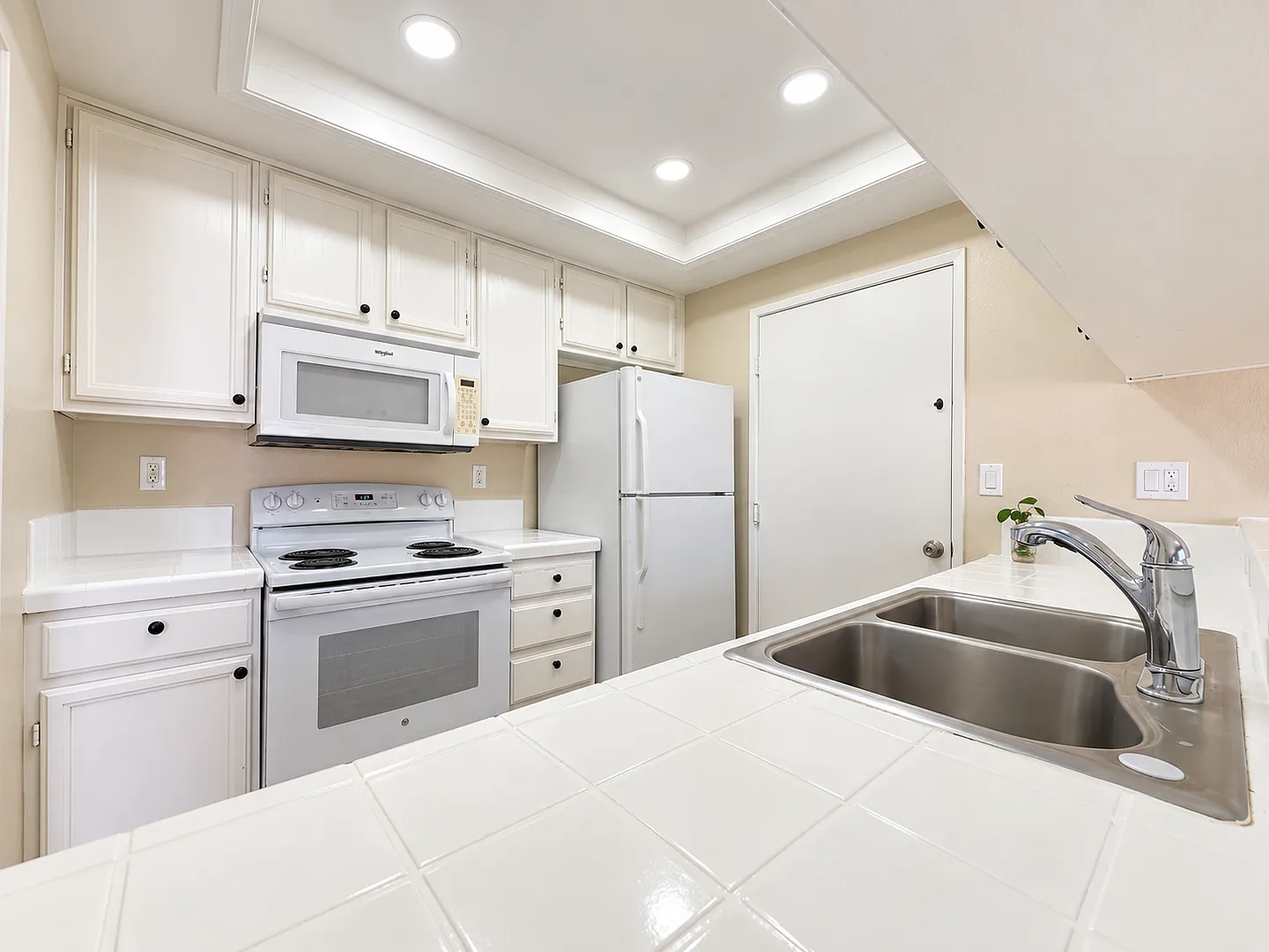 Union City condo is beautiful inside, has 2 car garage. — Photo 3