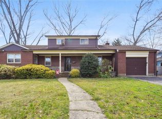 15 Pearsall Pl, Merrick, NY 11566