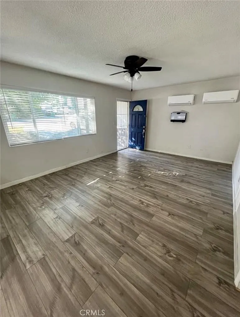 3 bed, 1008 sqft, $2,950 — Photo 2