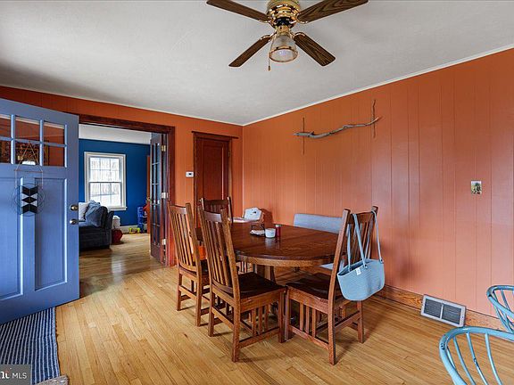 5th image of 303 Lee St