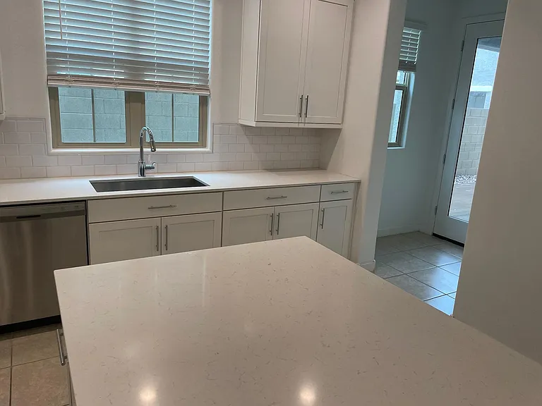 1090 E Marlin Dr — Photo 3
