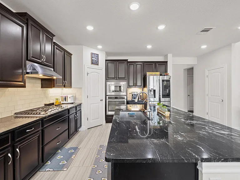 724 Pioneer Grv — Photo 11