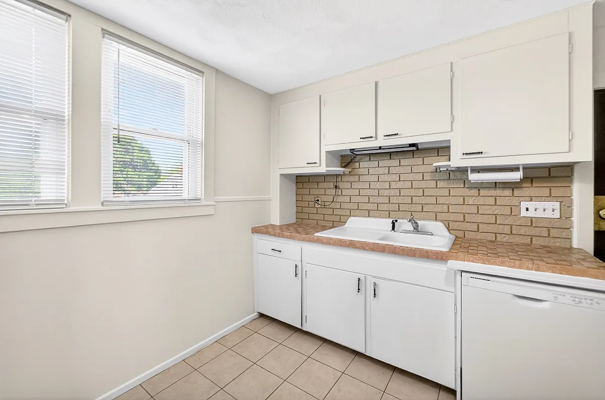 Unit Photo - 565 Academy Ave #3