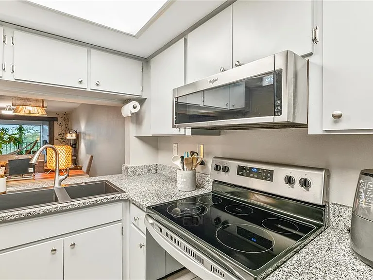 90 S Highland Ave #402 — Photo 3