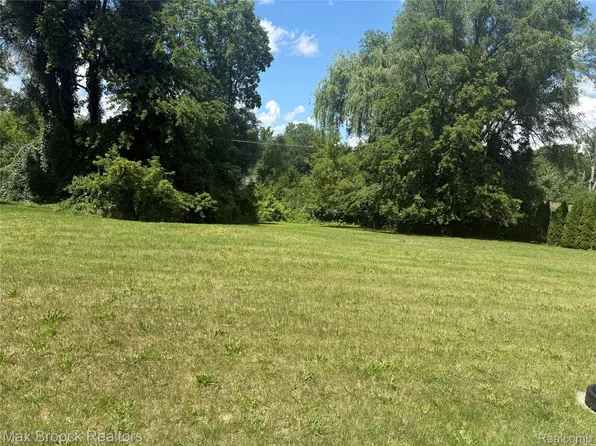 3061 Auburn Rd, Auburn Hills, MI 48326