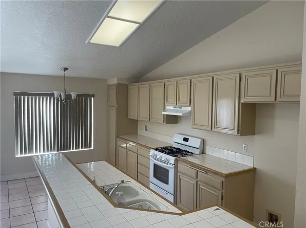 16491 Silica Dr, Victorville, CA 92395
