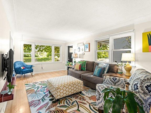 3rd image of 4112 7th St NE