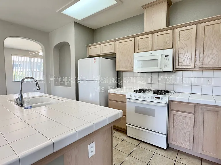 643 W Casanova Ln — Photo 15