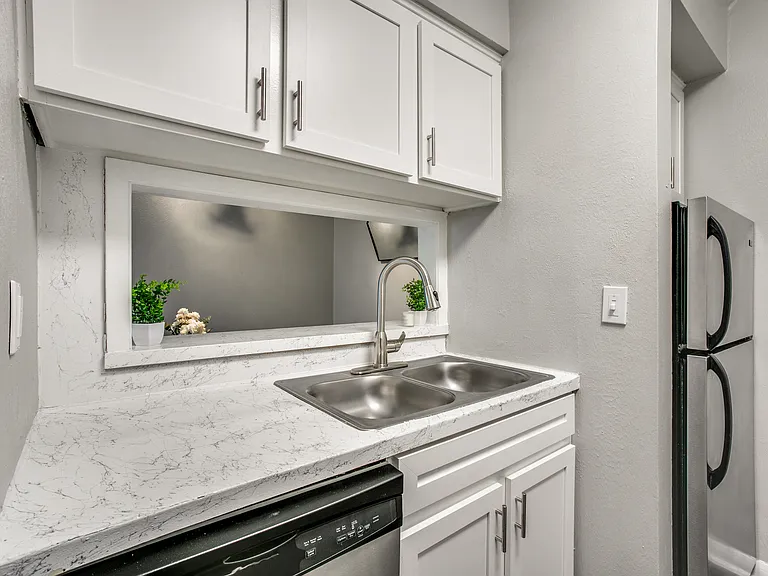 Bellaire Oaks Apartments — Photo 9