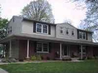 8494 Hampton Rd, Grosse Ile, MI 48138