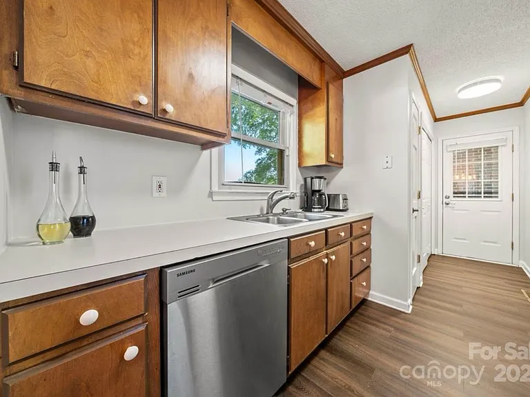 1428 Midlake Ave — Photo 12