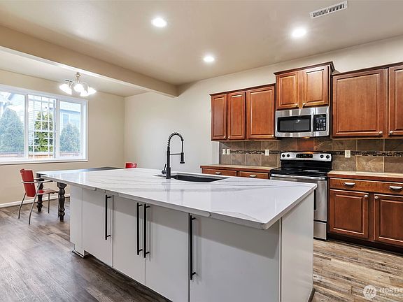 4th image of 7819 164th Street E