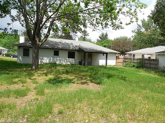 3rd image of 1450 Lancashire Dr SE