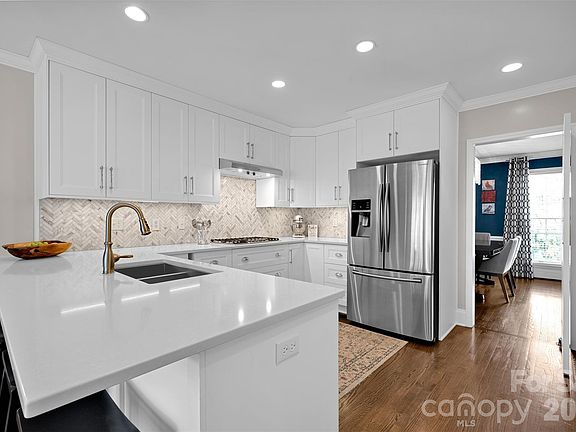 3rd image of 421 Sardis Ln