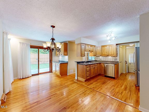5th image of 15 Woodside Court