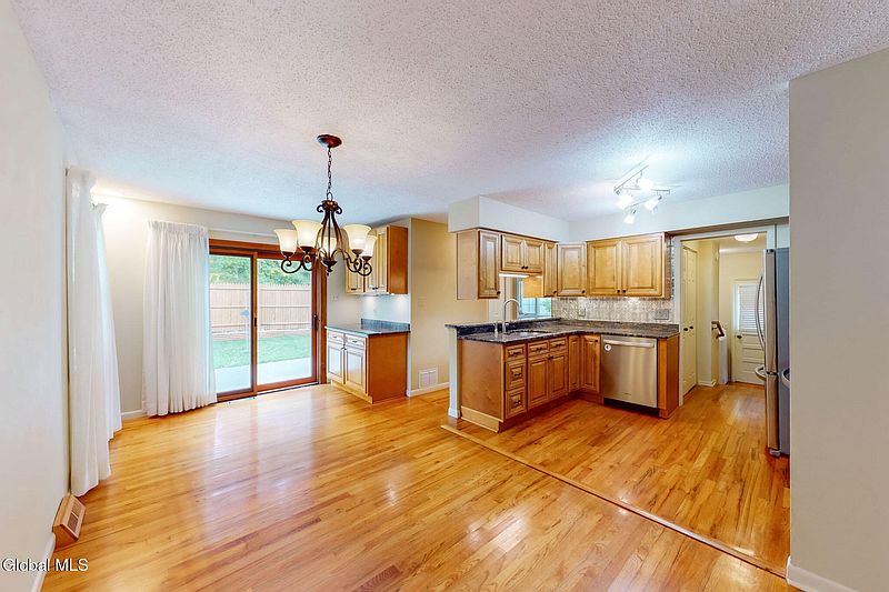 5th image of 15 Woodside Court